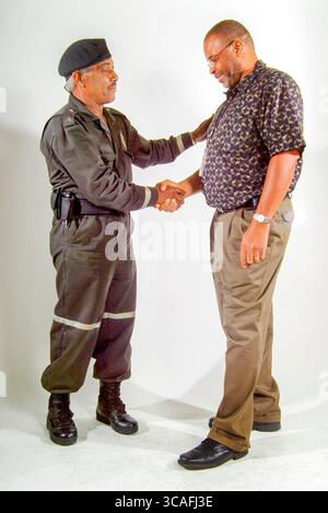 2. Juni 2005: Ein uniformierter afroamerikanischer Sicherheitspolizist folgt einem humorvollen Scheinkampf mit einem Büroangestellten am Bahnhof von Los Angeles mit freundlichem Handschlag. (Kreditbild: © Spencer Grant/ZUMA Press Wire) Stockfoto