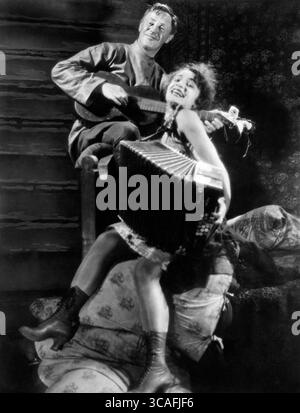 19. Oktober 2022: Zwei Musiker spielen Akustikgitarre und Akkordeon, am Set des sowjetischen Films, ''Road to Life'', russischer Titel: Putjovka V zhisn, Mezhrabpom Films, 1931 (Credit Image: © JT Vintage/Glasshouse Via ZUMA Press Wire) Stockfoto