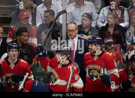 17. Mai 2023: Florida Panthers-Cheftrainer Paul Maurice schreit in Richtung Zentrum Eetu Luostarinen (27), als er in der dritten Periode gegen die Toronto Maple Leafs in Spiel 3 der zweiten Runde der Eastern Conference am 7. Mai 2023 in Miami das Eis nimmt. (Foto: © Alie Skowronski/Miami Herald via ZUMA Press Wire) Stockfoto