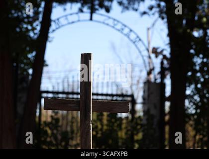 26. November 2023: Ein Holzkreuz steht am 30. Oktober 2023 auf dem Tiny St. Mary’s Cemetery in des Plaines, Illinois. Unter den auf dem Friedhof begrabenen Personen sind fünf indische Jugendliche, die in einer Gruppe von 41 Jungen aus der Standing Rock Reservation zur Schule gebracht wurden. (Foto: © Stacey Wescott/Chicago Tribune via ZUMA Press Wire) Stockfoto