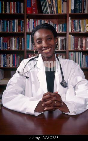 17. November 2010: Eine afroamerikanische Ärztin posiert in ihrem Büro in Los Angeles, CA. MODEL RELEASE. (Kreditbild: © Spencer Grant/ZUMA Press Wire) Stockfoto