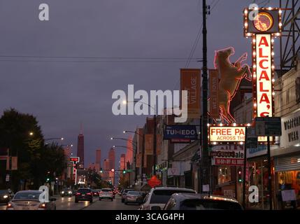 21. November 2023: Die Skyline der Stadt erstrahlt in einem goldenen Farbton Alcalaâ, während die Sonne am 18. Oktober 2022 über der Chicago Avenue in der Nähe der Ashland Avenue untergeht. (Bild: © Antonio Perez/Chicago Tribune via ZUMA Press Wire) Stockfoto