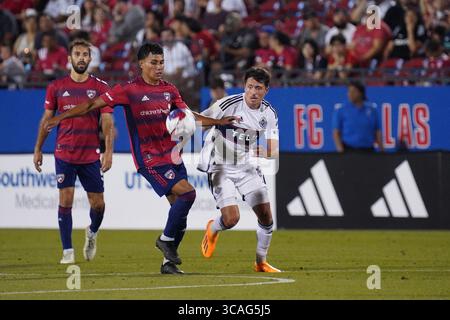 17. Mai 2023, Dallas, Texas, USA: Dallas-Mittelfeldspieler Edwin Cerrillo spielt den Ball gegen Vancouver-Mittelfeldspieler Alessandro Schopf während des MLS-Spiels zwischen dem FC Dallas und Vancouver Whitecaps im Toyota Stadium in Frisco, Texas am Mittwoch, 17. Mai 2023. (Foto: © Javier Vicencio/ZUMA Press Wire) Stockfoto