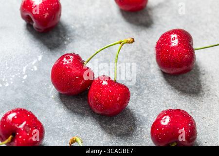 Rote Bio-Erdbeerkirschen in einer Schüssel bereit zum Verzehr Stockfoto