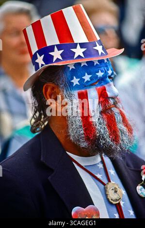21. März 2006: Ein patriotischer Gentleman trägt die Sterne und Streifen der amerikanischen Flagge, die auf seinem Gesicht bei einer Gedenkfeier in Boston, MA, gemalt wurden. Notieren Sie sich den Hut und die Krawattenklammer des Adlers. (Kreditbild: © Spencer Grant/ZUMA Press Wire) Stockfoto