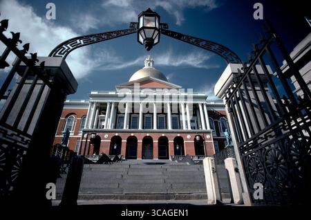 8. Dezember 2010: Lthe Massachusetts State House ist Hauptstadt und Regierungssitz des Commonwealth of Massachusetts im Stadtteil Beacon Hill von Boston. Das Gebäude beherbergt den Massachusetts General Court (Legislative) und die Büros des Gouverneurs von Massachusetts. Das Gebäude wurde vom Architekten Charles Bulfinch entworfen und im Januar 1798 fertiggestellt. Es gilt als Meisterwerk der Bundesarchitektur. (Kreditbild: © Spencer Grant/ZUMA Press Wire) Stockfoto