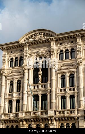 Vielseitiges Rathaus von Triest auf dem Platz der Einheit Italiens in Triest, Italien. Stockfoto