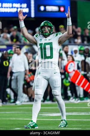 1. Dezember 2023 Las Vegas, NV U.S.A. Oregon Quarterback Bo Nix (10) setzt das Touchdown-Zeichen auf, nachdem Teamkamerad Traeshon Holden (5) während des NCAA Pac 12 Football Conference Championship-Spiels zwischen Oregon Ducks und den Washington Huskies einen Touchdown angetreten hat. Washington besiegte Oregon 34-31 im Allegiant Stadium. Thurman James/CSM (Foto: © Thurman James/CSM via ZUMA Press Wire) Stockfoto