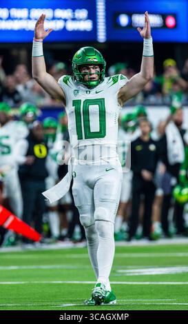 1. Dezember 2023 Las Vegas, NV U.S.A. Oregon Quarterback Bo Nix (10) setzt das Touchdown-Zeichen auf, nachdem Teamkamerad Traeshon Holden (5) während des NCAA Pac 12 Football Conference Championship-Spiels zwischen Oregon Ducks und den Washington Huskies einen Touchdown angetreten hat. Washington besiegte Oregon 34-31 im Allegiant Stadium. Thurman James/CSM (Foto: © Thurman James/CSM via ZUMA Press Wire) Stockfoto