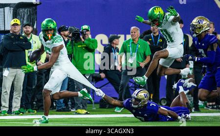 1. Dezember 2023 Las Vegas, NV U.S.A. Oregon Wide Receiver Traeshon Holden (5) läuft für einen Touchdown während des NCAA Pac 12 Football Conference Championship-Spiels zwischen Oregon Ducks und den Washington Huskies. Washington besiegte Oregon 34-31 im Allegiant Stadium. Thurman James/CSM (Foto: © Thurman James/CSM via ZUMA Press Wire) Stockfoto