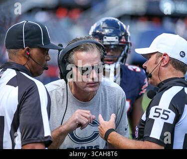 12. August 2023: Matt Eberflus, Cheftrainer der Chicago Bears, bekommt eine Erklärung über ein Urteil während des Fußballspiels der NFL vor der Saison zwischen den Chicago Bears gegen die Tennessee Titans in Chicago, Illinois (Credit Image: Stockfoto