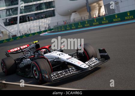 27. November 2023, Abu Dhabi, Vereinigte Arabische Emirate: YUKI TSUNODA (JAP) fuhr die #22 Scuderia AlphaTauri AT04 während des Free Practice 1 des Formel 1 Abu Dhabi Grand Prix auf dem Yas Marina Bay Circuit im letzten Rennen der Formel 1 Saison 2023. (Bild: © Taidgh Barron/ZUMA Press Wire) Stockfoto