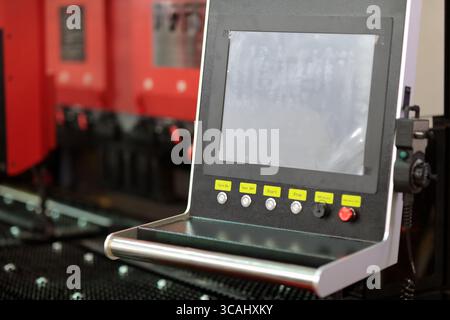 Touchscreen-Bedienfeld der Metallbearbeitungsmaschine. Selektiver Fokus. Stockfoto
