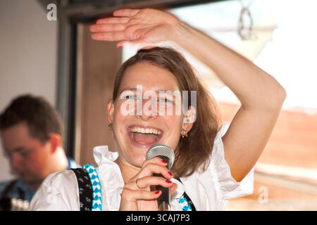 17. September 2017, Huntington Beach, Kalifornien: Eine deutsche Folklore-Sängerin gibt dem Publikum eine glückliche Welle, während sie bei einem Oktoberfest-Treffen in Huntington Beach, CA. Auftritt (Foto: © Spencer Grant/ZUMA Press Wire) Stockfoto