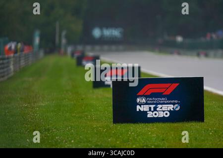 21. Juli 2023, Spa Francorchamps, Rieti, Belgien: F1-Logo in Kemmel Straight..während des freien Trainings am Freitag, 28. Juli, FORMEL-1-KREUZFAHRTEN VON MSC BELGIUM GRAND PRIX 2023 - 30. Juli 2023 Spa Francorshamps, Belgien (Kreditbild: © Alessio de Marco/ZUMA Press Wire) Stockfoto