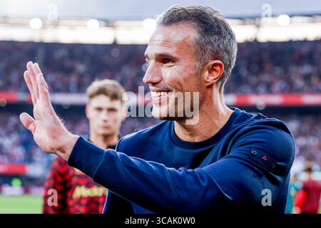 Cheftrainer Robin van Persie von Feyenoord Waves während der UEFA Champions League, der dritten Qualifikationsrunde, des zweiten Leg-Spiels zwischen Feyenoord und Fenerbahce Stockfoto
