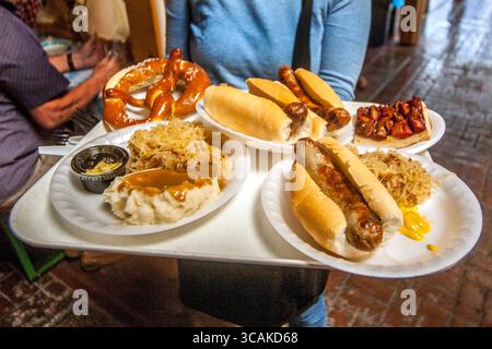 September 2017, Huntington Beach, Kalifornien: Sauerkraut, Bratwurst, Kartoffelpüree mit Soße und Strudel zum Nachtisch werden während des Oktoberfestes im German Ethnic Old World Village in Huntington Beach, CA. (Bild: © Spencer Grant/ZUMA Press Wire) serviert. Stockfoto