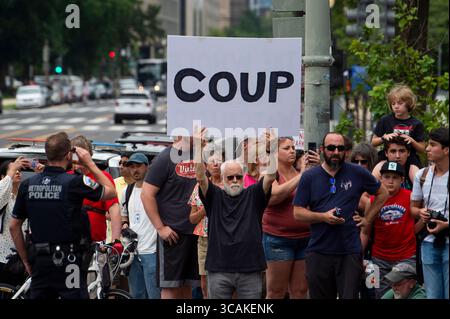 3. August 2023, Washington, District of Columbia, USA: Mann mit einem riesigen Schild mit der Aufschrift "Putsch", während Menschen vor dem Gericht von E. Barrett Prettyman vor dem Amtsgericht gegen den ehemaligen US-Präsidenten Donald J. Trump wegen seiner Anklage in Washington, DC, protestieren 2023. Der ehemalige Präsident Donald J. Trump wird wegen seiner angeblichen Bemühungen, die Wahlergebnisse 2020 zu überfallen, wegen vier Verbrechensfällen angeklagt (Credit Image: © Rod Lamkey/CNP via ZUMA Press Wire) Stockfoto