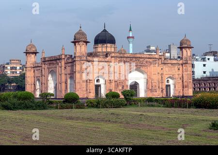 Das Grab von Pori Bibi (Bibi Pari Mausoleum), ein Mausoleum aus weißem Marmor aus dem 17. Jahrhundert im historischen Fort Lalbagh in Dhaka, Bangladesch. Stockfoto