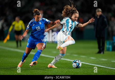 24. Juli 2023: Arianna Caruso (Italien) und Estefania Banini (Argentinien) kämpfen um den Ball bei einem Spiel der Gruppe G - FIFA Frauen-Weltmeisterschaft Australien und Neuseeland 2023, Italien gegen Argentinien, in Eden Park, Auckland, Neuseeland. Kim Price/CSM (Kreditbild: © Kim Price/CSM via ZUMA Press Wire) Stockfoto