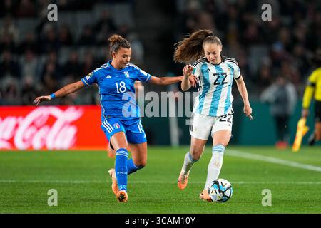 24. Juli 2023: Arianna Caruso (Italien) und Estefania Banini (Argentinien) kämpfen um den Ball bei einem Spiel der Gruppe G - FIFA Frauen-Weltmeisterschaft Australien und Neuseeland 2023, Italien gegen Argentinien, in Eden Park, Auckland, Neuseeland. Kim Price/CSM (Kreditbild: © Kim Price/CSM via ZUMA Press Wire) Stockfoto