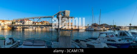 Tivoli-Brücke und Peyrade-Kanal, vom Quai d'Orient in Sète, Occitanie, Frankreich Stockfoto