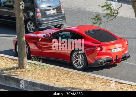 Shiny red ferrari f12berlinetta parked on a city street Stockfoto