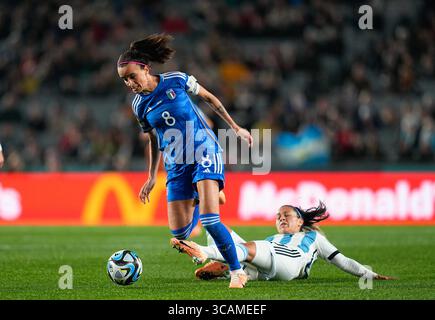 24. Juli 2023: Barbara Bonansea (Italien) und Eliana Stabile (Argentinien) kämpfen bei einem Spiel der Gruppe G (FIFA Frauen-Weltmeisterschaft Australien & Neuseeland 2023) um den Ball, Italien gegen Argentinien, in Eden Park, Auckland, Neuseeland. Kim Price/CSM (Kreditbild: © Kim Price/CSM via ZUMA Press Wire) Stockfoto
