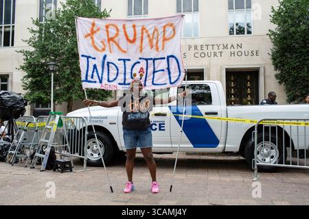 3. August 2023, Washington, District of Columbia, Vereinigte Staaten: Aktivistin Nadine Seiler hält ein Schild, auf dem Trump angeklagt ist, und steht vor dem E. Barrett Prettyman U.S. Court House. Trump wurde heute Nachmittag wegen vier Verbrechens angeklagt für seine angeblichen Bemühungen, die Wahlen von 2020 zu stürzen. (Kreditbild: © Probal Rashid/ZUMA Press Wire) Stockfoto