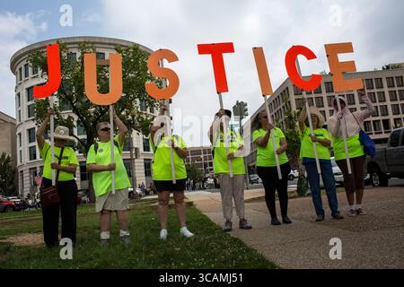 3. August 2023, Washington, District of Columbia, Vereinigte Staaten: Demonstranten mit einem JUSTICE-Schild stehen vor dem Elijah Barrett Prettyman Federal Courthouse in Washington. Der ehemalige Präsident Donald Trump wurde heute Nachmittag wegen seiner angeblichen Bemühungen, die Wahlen von 2020 zu stürzen, in vier Fällen angeklagt. (Kreditbild: © Probal Rashid/ZUMA Press Wire) Stockfoto