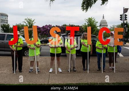 3. August 2023, Washington, District of Columbia, Vereinigte Staaten: Demonstranten mit einem JUSTICE-Schild stehen vor dem Elijah Barrett Prettyman Federal Courthouse in Washington. Der ehemalige Präsident Donald Trump wurde heute Nachmittag wegen seiner angeblichen Bemühungen, die Wahlen von 2020 zu stürzen, in vier Fällen angeklagt. (Kreditbild: © Probal Rashid/ZUMA Press Wire) Stockfoto