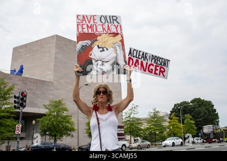 3. August 2023, Washington, District of Columbia, Vereinigte Staaten: Ein Demonstrant mit einem Schild steht vor dem Bundesgericht Elijah Barrett Prettyman in Washington. Der ehemalige Präsident Donald Trump wurde heute Nachmittag wegen seiner angeblichen Bemühungen, die Wahlen von 2020 zu stürzen, in vier Fällen angeklagt. (Kreditbild: © Probal Rashid/ZUMA Press Wire) Stockfoto