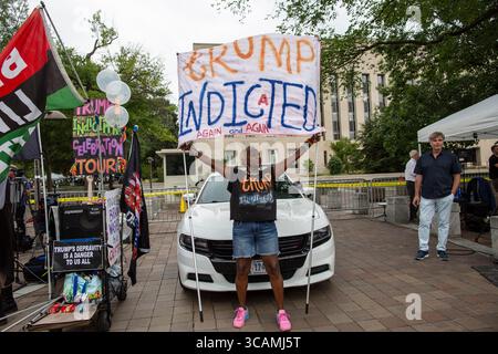 3. August 2023, Washington, District of Columbia, Vereinigte Staaten: Aktivistin Nadine Seiler hält ein Schild, auf dem Trump angeklagt ist, und steht vor dem E. Barrett Prettyman U.S. Court House. Trump wurde heute Nachmittag wegen vier Verbrechens angeklagt für seine angeblichen Bemühungen, die Wahlen von 2020 zu stürzen. (Kreditbild: © Probal Rashid/ZUMA Press Wire) Stockfoto