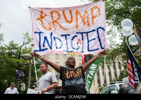 3. August 2023, Washington, District of Columbia, Vereinigte Staaten: Aktivistin Nadine Seiler hält ein Schild, auf dem Trump angeklagt ist, und steht vor dem E. Barrett Prettyman U.S. Court House. Trump wurde heute Nachmittag wegen vier Verbrechens angeklagt für seine angeblichen Bemühungen, die Wahlen von 2020 zu stürzen. (Kreditbild: © Probal Rashid/ZUMA Press Wire) Stockfoto
