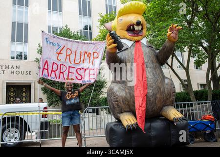 3. August 2023, Washington, District of Columbia, USA: Die Aktivistin NADINE SEILER hält ein Schild, auf dem Trump verhaftet ist, steht vor dem E. Barrett Prettyman U.S. Court House. Trump wurde heute Nachmittag wegen vier Verbrechens angeklagt für seine angeblichen Bemühungen, die Wahlen von 2020 zu stürzen. (Kreditbild: © Probal Rashid/ZUMA Press Wire) Stockfoto