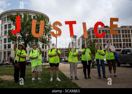 3. August 2023, Washington, District of Columbia, Vereinigte Staaten: Demonstranten mit einem JUSTICE-Schild stehen vor dem Elijah Barrett Prettyman Federal Courthouse in Washington. Der ehemalige Präsident Donald Trump wurde heute Nachmittag wegen seiner angeblichen Bemühungen, die Wahlen von 2020 zu stürzen, in vier Fällen angeklagt. (Kreditbild: © Probal Rashid/ZUMA Press Wire) Stockfoto