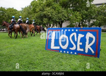 3. August 2023, Washington, District of Columbia, USA: Ein Schild mit einem Verlierer ist darauf zu sehen, während sich Demonstranten vor dem E. Barrett Prettyman U.S. Court House versammeln. Der ehemalige Präsident Donald Trump wurde heute Nachmittag wegen seiner angeblichen Bemühungen, die Wahlen von 2020 zu stürzen, in vier Fällen angeklagt. (Kreditbild: © Probal Rashid/ZUMA Press Wire) Stockfoto