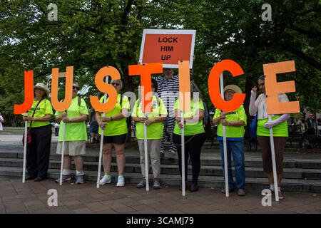 3. August 2023, Washington, District of Columbia, Vereinigte Staaten: Demonstranten mit einem JUSTICE-Schild stehen vor dem Elijah Barrett Prettyman Federal Courthouse in Washington. Der ehemalige Präsident Donald Trump wurde heute Nachmittag wegen seiner angeblichen Bemühungen, die Wahlen von 2020 zu stürzen, in vier Fällen angeklagt. (Kreditbild: © Probal Rashid/ZUMA Press Wire) Stockfoto