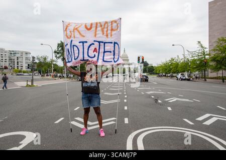 3. August 2023, Washington, District of Columbia, Vereinigte Staaten: Aktivistin Nadine Seiler hält ein Schild, auf dem Trump angeklagt ist, und steht vor dem E. Barrett Prettyman U.S. Court House. Trump wurde heute Nachmittag wegen vier Verbrechens angeklagt für seine angeblichen Bemühungen, die Wahlen von 2020 zu stürzen. (Kreditbild: © Probal Rashid/ZUMA Press Wire) Stockfoto