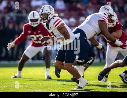 23. September 2023 Palo Alto, CA USA der Arizona Quarterback Jayden de Laura (7) übergibt den Ball während des NCAA Football-Spiels zwischen den Arizona Wildcats und dem Stanford Cardinal. Arizona besiegt Stanford 21-20 im Stanford Stadium Palo Alto, CA Thurman James / CSM (Foto: © Thurman James/CSM via ZUMA Press Wire) Stockfoto