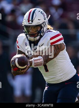 23. September 2023 Palo Alto, CA USA der Arizona Quarterback Jayden de Laura (7) übergibt den Ball während des NCAA Football-Spiels zwischen den Arizona Wildcats und dem Stanford Cardinal. Arizona besiegt Stanford 21-20 im Stanford Stadium Palo Alto, CA Thurman James / CSM (Foto: © Thurman James/CSM via ZUMA Press Wire) Stockfoto