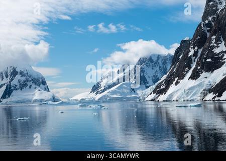 Lemaire Channel, eine Meerespassage vor der Küste der Antarktis, ein landschaftlich reizvolles Reiseziel, umgeben von steilen, schneebedeckten Klippen entlang des Kanals Stockfoto