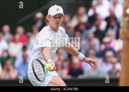 Der australische Tennisspieler Alex de Minaur spielte 2025 bei den Wimbledon Championships in London, England, Großbritannien. Stockfoto