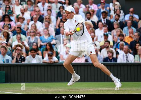 Der italienische Tennisspieler Jannik Sinner (ITA) im Einsatz bei den Wimbledon Championships 2025 in London, England, Großbritannien. Stockfoto