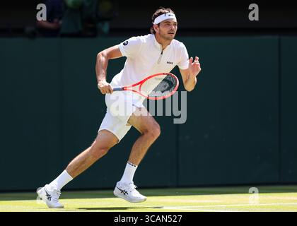Der US-amerikanische Tennisspieler Taylor Fritz (USA) im Einsatz bei den Wimbledon Championships 2025 in London, England, Großbritannien. Stockfoto