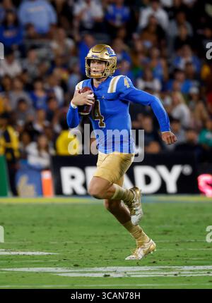2. September 2023 UCLA Bruins Quarterback Ethan Garbers (4) kämpft mit dem Ball während des NCAA-Fußballspiels zwischen den Coastal Carolina Chanticleers und den UCLA Bruins im Rose Bowl in Pasadena, Kalifornien. Obligatorischer Bildnachweis: Charles Baus/CSM (Bildnachweis: © Charles Baus/CSM via ZUMA Press Wire) Stockfoto
