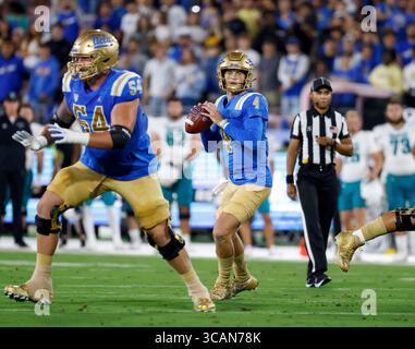 2. September 2023 UCLA Bruins Quarterback Ethan Garbers (4) fällt zurück und wirft einen Pass während des NCAA-Fußballspiels zwischen den Coastal Carolina Chanticleers und den UCLA Bruins im Rose Bowl in Pasadena, Kalifornien. Obligatorischer Bildnachweis: Charles Baus/CSM (Bildnachweis: © Charles Baus/CSM via ZUMA Press Wire) Stockfoto