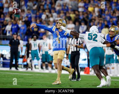 2. September 2023 UCLA Bruins Quarterback Ethan Garbers (4) wirft einen Pass während des NCAA-Fußballspiels zwischen den Coastal Carolina Chanticleers und den UCLA Bruins im Rose Bowl in Pasadena, Kalifornien. Obligatorischer Fotoausweis : Charles Baus/CSM (Kreditausweis: Stockfoto
