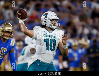 2. September 2023 Coastal Carolina Chanticleers Quarterback Grayson McCall (10) wirft einen Pass während des NCAA Football Spiels zwischen den Coastal Carolina Chanticleers und den UCLA Bruins im Rose Bowl in Pasadena, Kalifornien. Obligatorischer Bildnachweis: Charles Baus/CSM (Bildnachweis: © Charles Baus/CSM via ZUMA Press Wire) Stockfoto