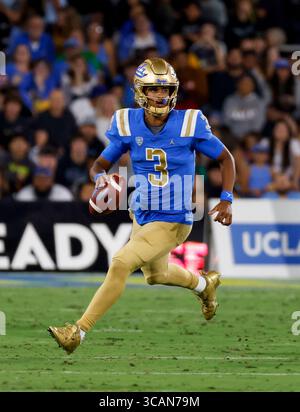 2. September 2023 UCLA Bruins Quarterback Dante Moore (3) kämpft mit dem Ball während des NCAA-Fußballspiels zwischen den Coastal Carolina Chanticleers und den UCLA Bruins im Rose Bowl in Pasadena, Kalifornien. Obligatorischer Bildnachweis: Charles Baus/CSM (Bildnachweis: © Charles Baus/CSM via ZUMA Press Wire) Stockfoto